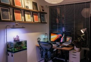 Acuario integrado sobre un mueble en un espacio de trabajo en casa