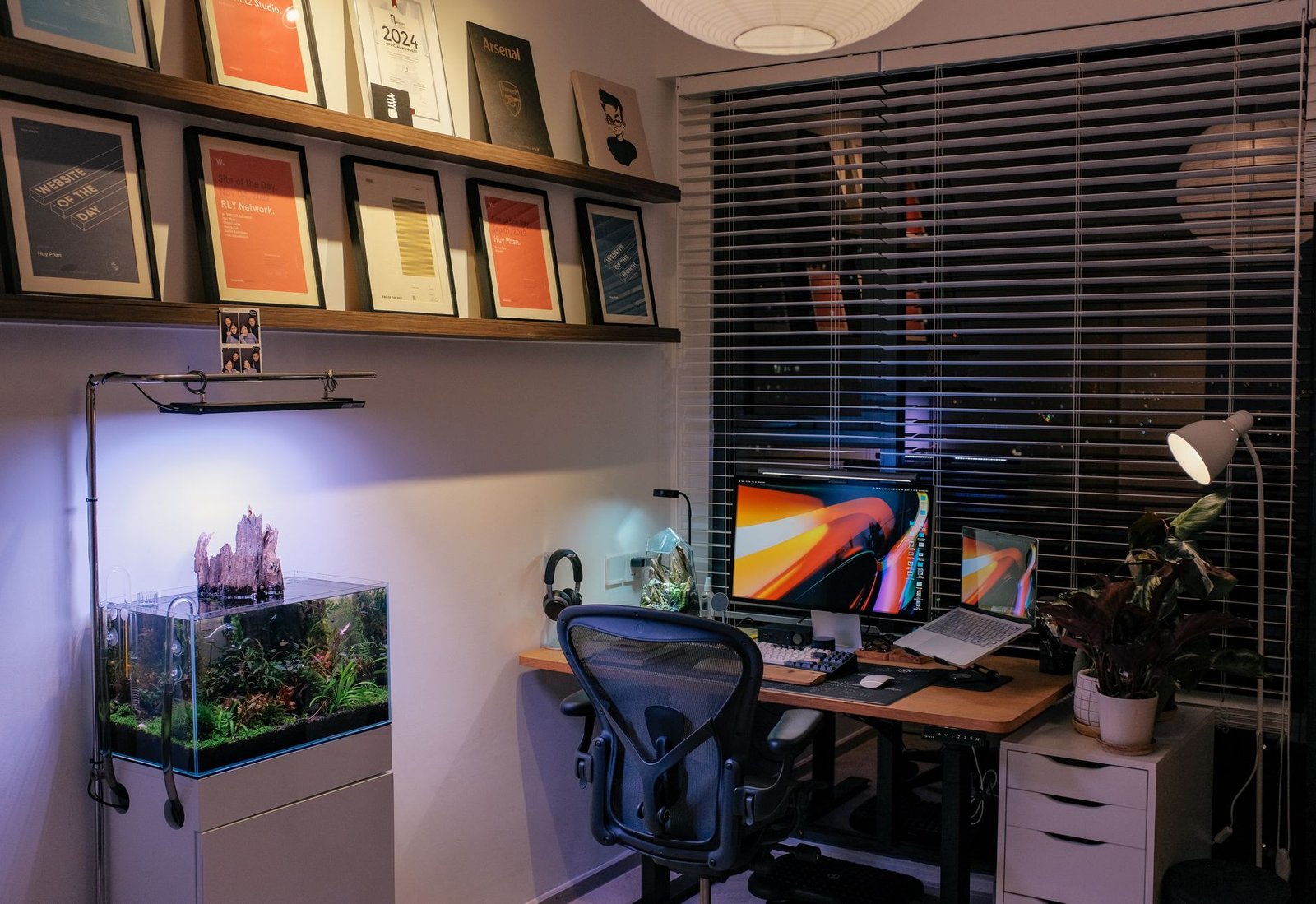 Acuario integrado sobre un mueble en un espacio de trabajo en casa