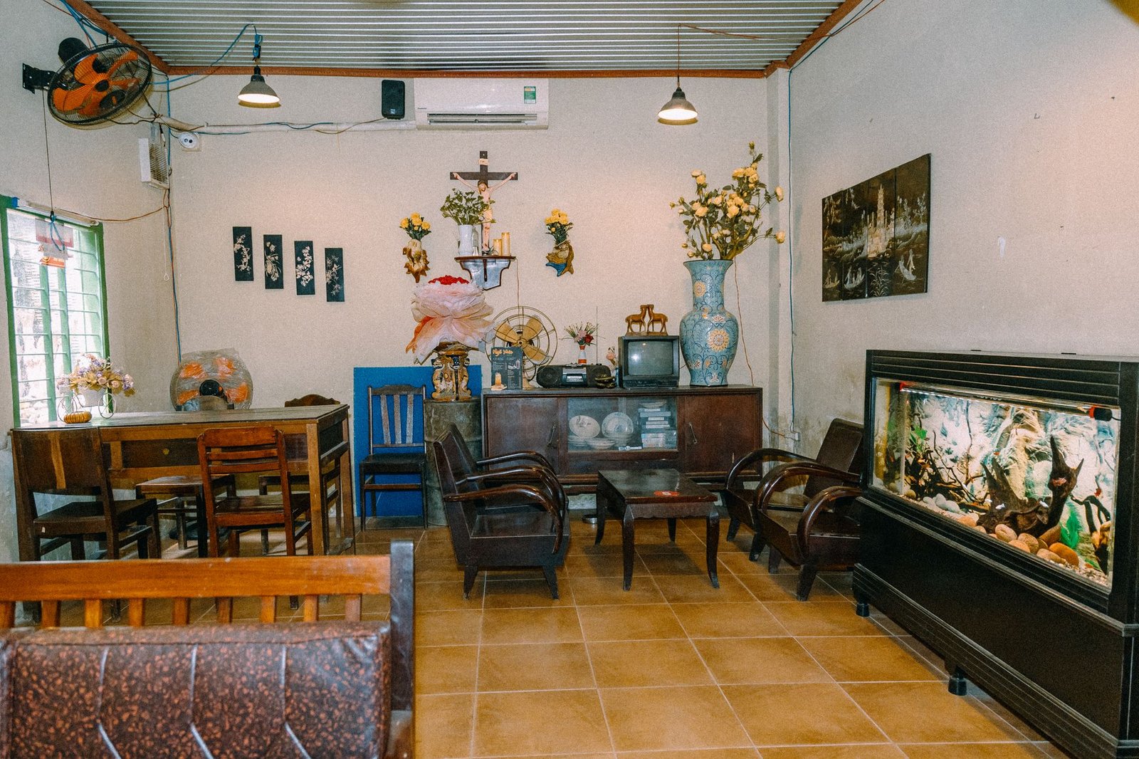 Acuario de tamaño mediano integrado en el mueble de un salón