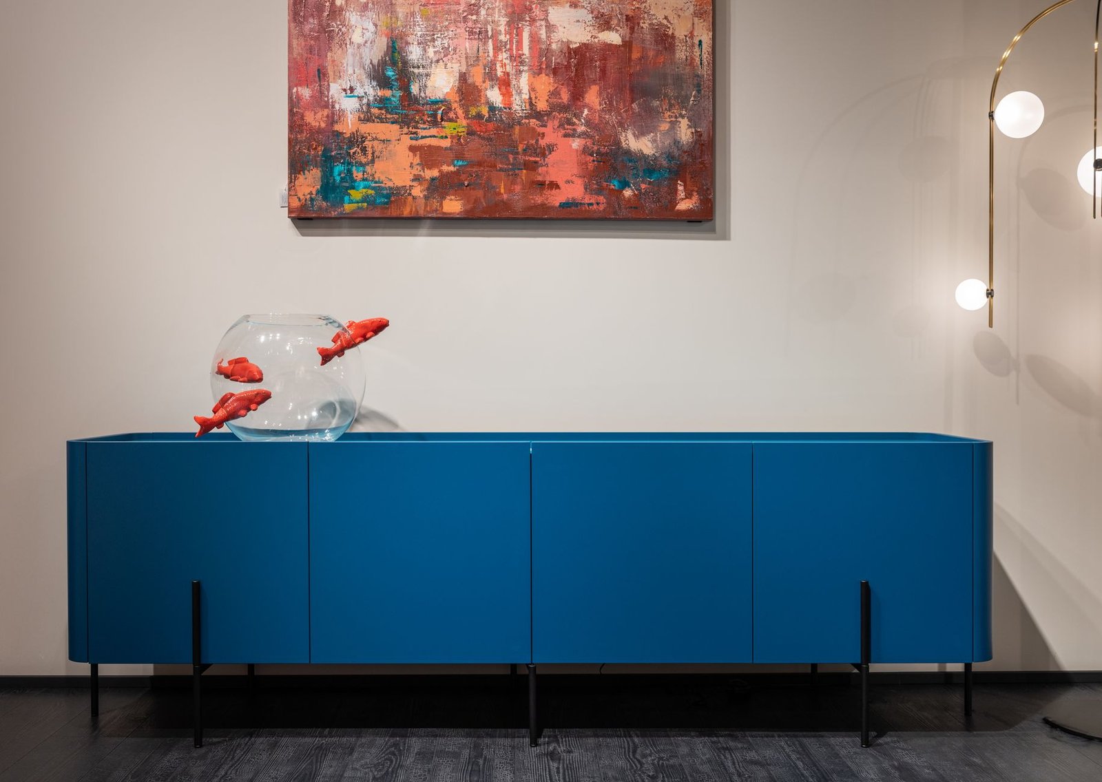 Acuario de cristal completo sobre mueble azul en un salón moderno